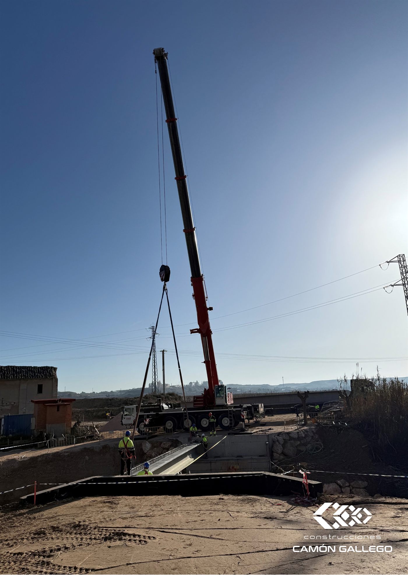 Obra de Construcciones Camón Gallego: grúa colocando una estructura de hormigón